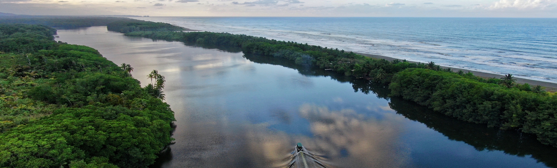 Le Río San Juan longe la mer des Caraïbes - Panama - Destination Latines